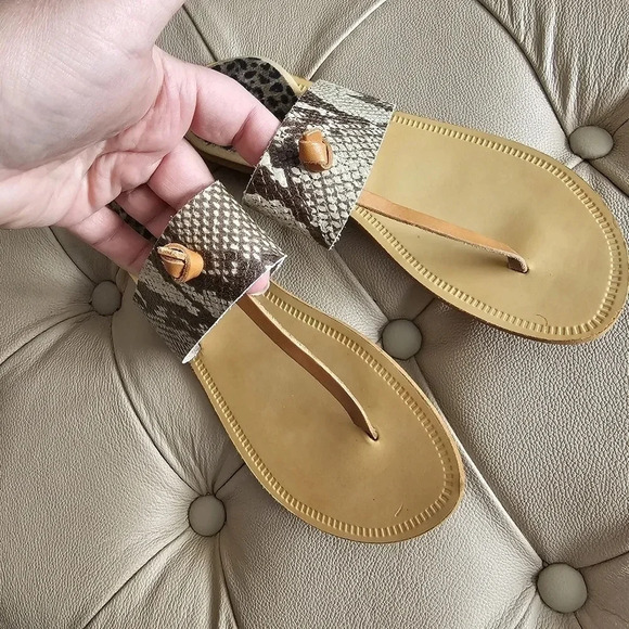 Italy Leather Flat Thong Sandals  Snake Skin Phyton Pattern Beige Tan size 8.5 - Picture 2 of 5